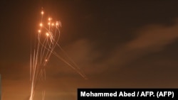 El cielo en la noche se ilumina con los cohetes del bombardeo de Israel en la Franja de Gaza. Foto: Mohammed Abed / AFP.