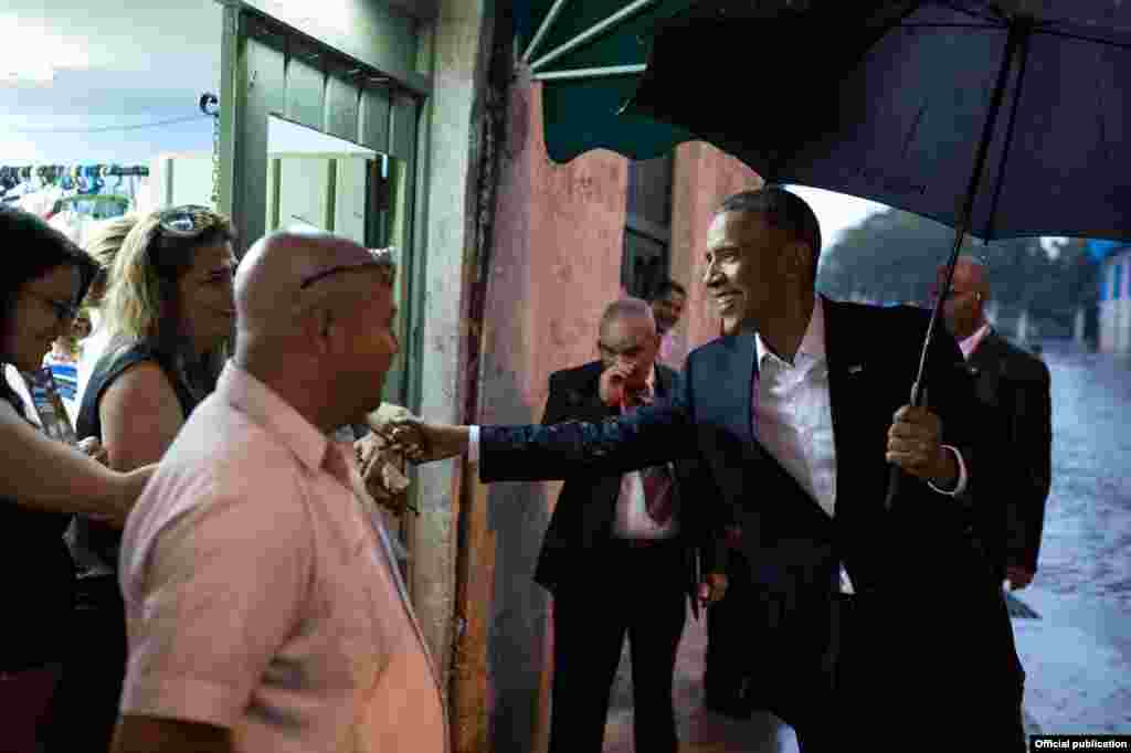 El presidente Barack Obama saluda a los empleados de una tienda cerca de la Plaza de Armas (White House).