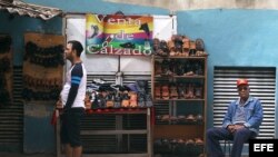 Enero 2015 - Dos hombres venden zapatos en un negocio callejero en una calle de La Habana (Cuba). 