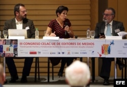 Gian Guido Vecchi (i), de Corriere Della Sera; la directora de La Razón (Bolivia) Claudia Benavente (c) y el director del III Congreso de Editores, Jesús González (d), participan en el panel "Libertad de prensa e intereses gubernamentales", en el III Cong