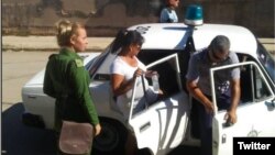 Foto de Archivo. La policía detiene a la Dama de Blanco Tania Echevarría en Colón, Matanzas.