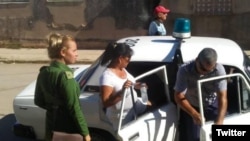 Foto Archivo. La policía política detiene a la Dama de Blanco Tania Echevarría, en Matanzas. 