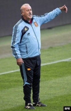 El entrenador de la selección española de fútbol, Vicente del Bosque, dirige el entrenamiento del equipo en Ginebra, Suiza, el 9 de septiembre del 2013.