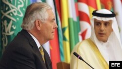 El Secretario de Estado Rex Tillerson (izq) y su similar saudita Adel al-Jubeir durante una cumbre entre el mundo árabe islámico y EE.UU.
