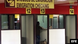 Un hombre chequea sus documentos antes de viajar, en el aeropuerto José Martí de La Habana (Cuba) 