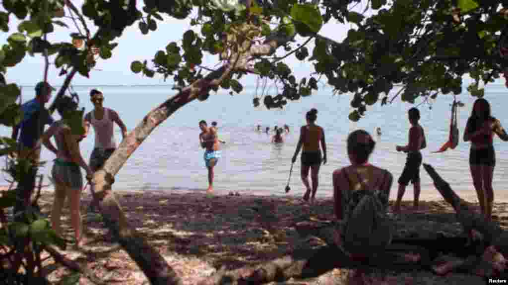 Residentes de la región oriental de Cuba pasan tiempo en una de las playas de la provincia Granma, la región de donde muchos balseros lanzan barcos improvisados para tratar de llegar a Estados Unidos 
