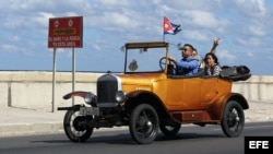 Tres personas viajan en un viejo auto por el malecón hoy, 17 de diciembre de 2014, en La Habana.
