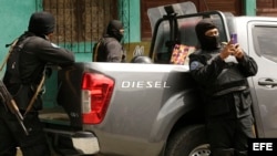 Policías patrullan en el barrio Sandino, en el municipio de Jinotega, donde otras seis personas perdieron la vida, víctimas de la violencia en Nicaragua. 