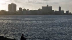Pescadores cubanos lidian con la escasez de combustible, accesorios de pesca y piezas de repuesto.
