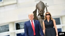 El presidente Donald Trump y la Primera Dama visitan el Santuario Nacional San Juan Pablo II