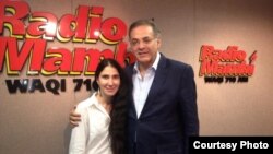 Yoani Sánchez con el periodista Oscar Haza