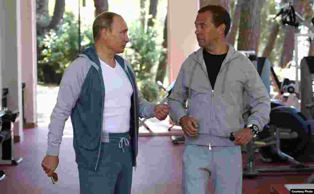 Putin y Medvedev en el gimnasio de la residencia presidencial en Sochi.