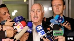 Los expresidentes de Colombia Andrés Pastrana (c) y de Bolivia Jorge Quiroga (c-d) hablan con la prensa a su llegada al aeropuerto El Dorado tras ser expulsados de Cuba.
