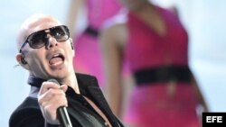 El cubanoamericano Pitbull abrió la velada con el tema "Don't Stop the Party"