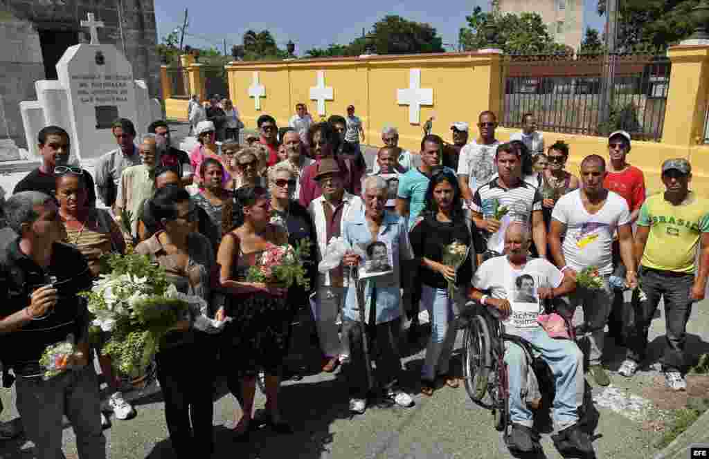 Un grupo de opositores del Movimiento Cristiano Liberación (MCL) participa en una peregrinación hoy, lunes 22 de julio de 2013, en homenaje a los activistas fallecidos Oswaldo Payá y Harold Cepero en el Cementerio Colón en La Habana (Cuba). El movimiento 