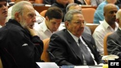 Fidel Castro (i), y su hermano, Raúl Castro (c), presiden la Asamblea Nacional del Poder Popular en el 2013. 