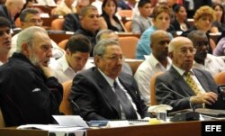 Fidel Castro (i), y su hermano, Raúl Castro (c), presiden la Asamblea Nacional del Poder Popular en el 2013.
