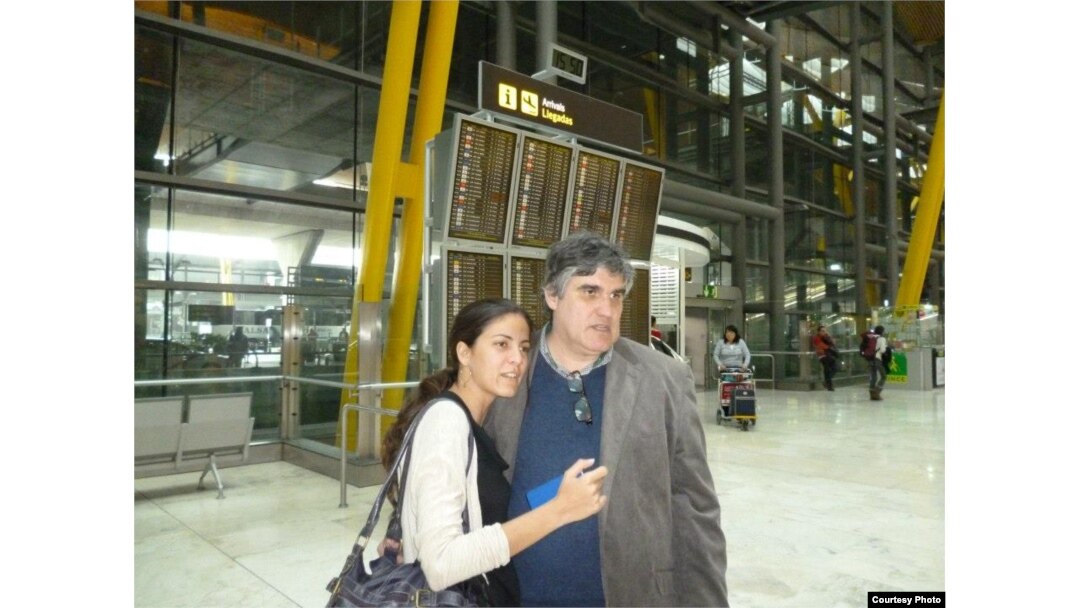 Junto a su tío Carlos Payá a su llegada a España