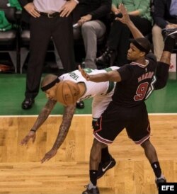 Isaiah Thomas (i) de Celtics choca con Rajon Rondo (d) de Bulls.