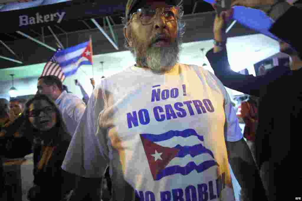 Un grupo de cubanos celebra en las calles de Miami tras el fallecimiento en La Habana de Fidel Castro.