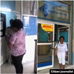 Rosario Morales realiza reclamación en oficina de Aduanas (iqz) y Correos de Cuba (der)