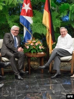 Raúl Castro recibió al ministro de Exteriores Frank-Walter Steinmeier (i-d) el 16 de julio de 2015.