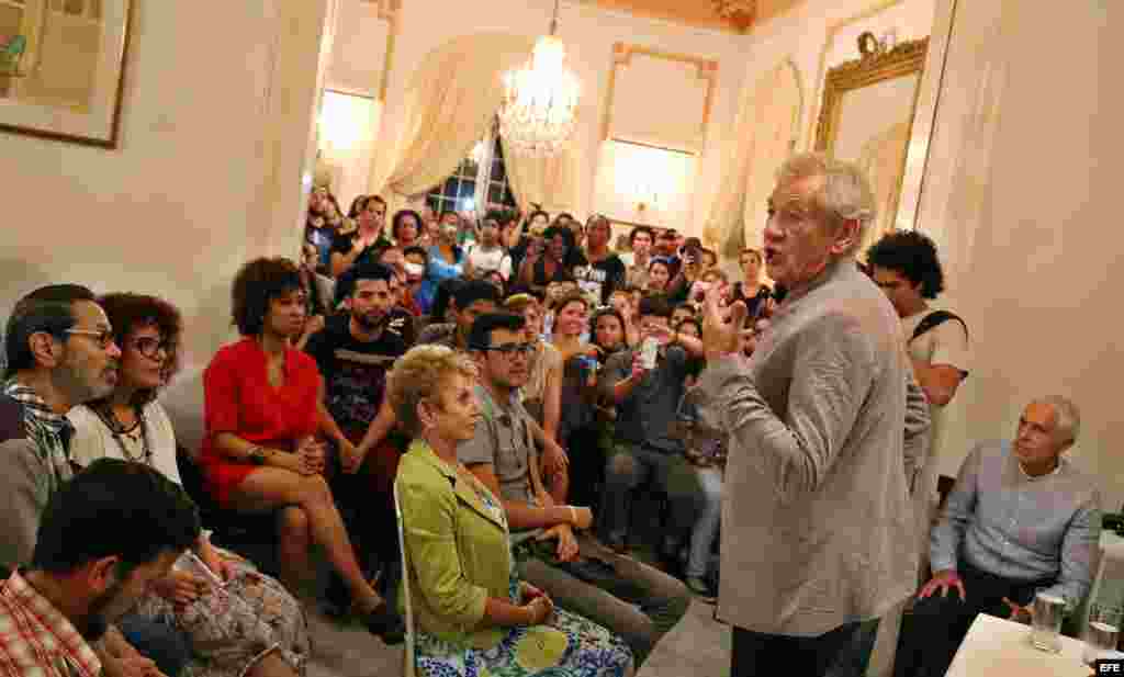 El actor británico Ian McKellen habla en un conversatorio hoy, martes 16 de febrero de 2016, en La Habana (Cuba).