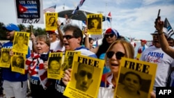 Cubanos en Miami se manifiestan en noviembre de 2021 por la liberación de los presos políticos del régimen comunista.