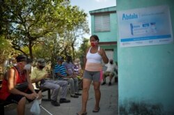 Fila en un centro de salud de La Habana para recibir la primera dosis del candidato vacunal cubano Abdala contra el COVID-19. YAMIL LAGE / AFP