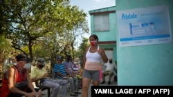 Fila en un centro de salud de La Habana para recibir la primera dosis del candidato vacunal cubano Abdala contra el COVID-19. (YAMIL LAGE / AFP).