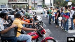 Continúan protestas en Venezuela tras detención de alcaldes opositores.