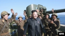 Kim Jong-un (c) rodeado de soldados norcoreanos. 
