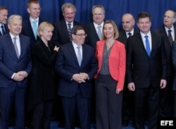 l ministro cubano de Exteriores, Bruno Rodríguez (d, primera fila), posa junto a la jefa de la diplomacia europea, Federica Mogherini (2d, primera fila), y junto con otros ministros