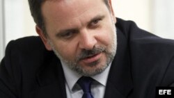 El embajador de Cuba en España, Eugenio Martínez Enríquez fue recibido por el PSOE en el Congreso de los Diputados.