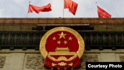 El emblema del Partido Comunista decora la entrada del Gran Palacio del Pueblo durante el segundo día del XVIII Congreso del Partido Comunista de China (PCChn), en Pekín, China.