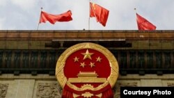 El emblema del Partido Comunista decora la entrada del Gran Palacio del Pueblo durante el segundo día del XVIII Congreso del Partido Comunista de China (PCChn), en Pekín, China.