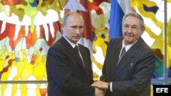 El presidente ruso Vladimir Putin y Raúl Castro