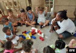 Una maestra juega con varios niños en un círculo infantil en La Habana.