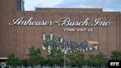 Fotografía que muestra la fachada de la planta de la cervecera, Anheuser-Busch, ubicada en St. Louis, Missouri (EEUU). 