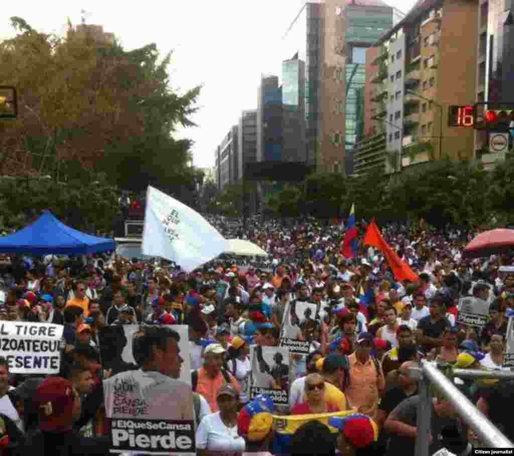 Miles de personas acudieron a la manifestación de protesta por las imputaciones al líder de Voluntad Popular.