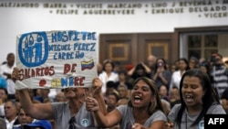 Trabajadores de la Salud apoyan a Juan Guaidó durante un encuentro con sindicalistas en Caracas. 