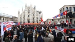Cientos de personas se congregan en la Piazza Duomo de Milán para sumarse a una manifestación contra la política de austeridad, en Milán, Italia, el 14 de noviembre de 2012. 