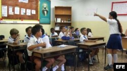 HAB106 LA HABANA (CUBA) Estudiantes cubanos en su aula,en el primer día de clases en La Habana. La educación junto a la salud pública, son dos sectores de acceso gratuito para la población, que se han destacado particularmente entre las mayores conquistas