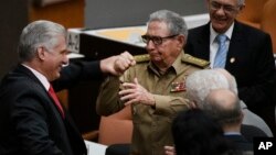 El gobernante cubano Miguel Díaz-Canel es saludado por Raúl Castro durante una sesión de la Asamblea Nacional, en La Habana, en diciembre de 2019. ((AP/Ramon Espinosa/Archivo)