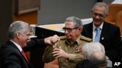 El gobernante Miguel Díaz-Canel es saludado por el general Raúl Castro, durante una sesión de la Asamblea Nacional en La Habana, el 21 de diciembre del 2019. (Ramón Espinos / AP Photo).