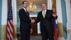 El secretario de Estado Mike Pompeo junto al líder opositor venezolano juan Guaidó durant euna reunión en el Departamento de Estado, en febrero de 2020. ( Eric BARADAT / AFP)