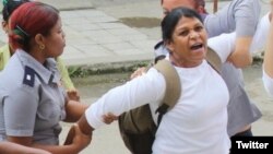 Policía política arresta a la Dama de Blanco Martha Sánchez. (Foto Archivo: Angel Moya)
