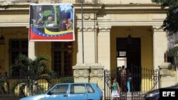 Un cartel con la imagen del ex presidente de Venezuela, Hugo Chávez, y de Fidel Castro, ondea en la fachada de la Casa del ALBA en La Habana. Archivo.