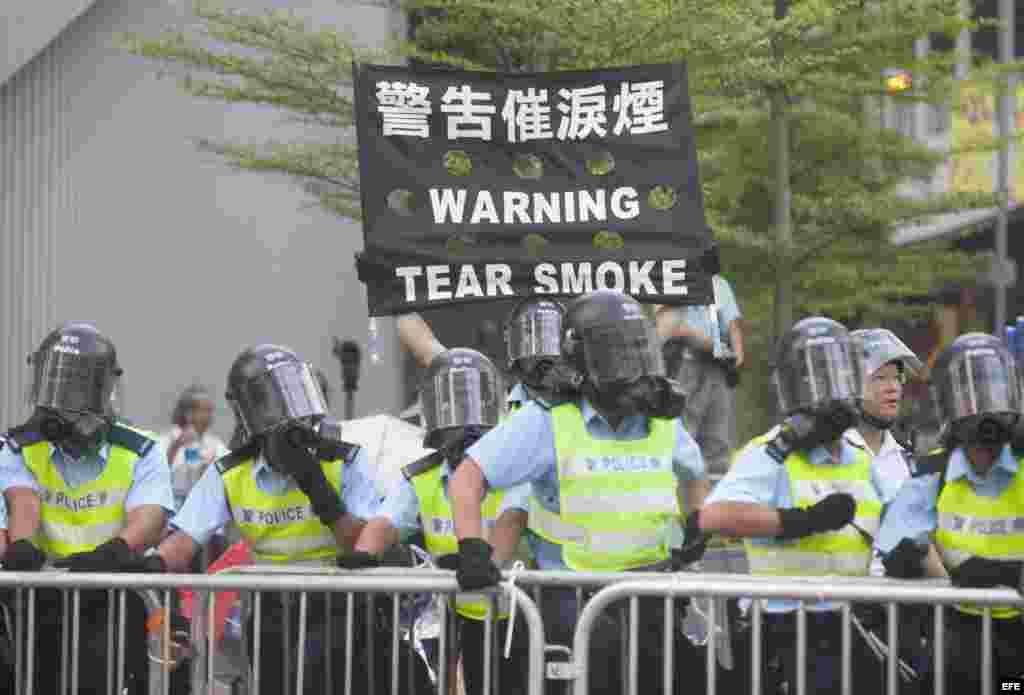 La policía anuncia el lanzamiento de gases a los manifestantes. 