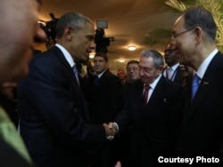Los Jefes de Estado de Estados Unidos y Cuba se saludan en la inauguración de la VII Cumbre de las Américas.